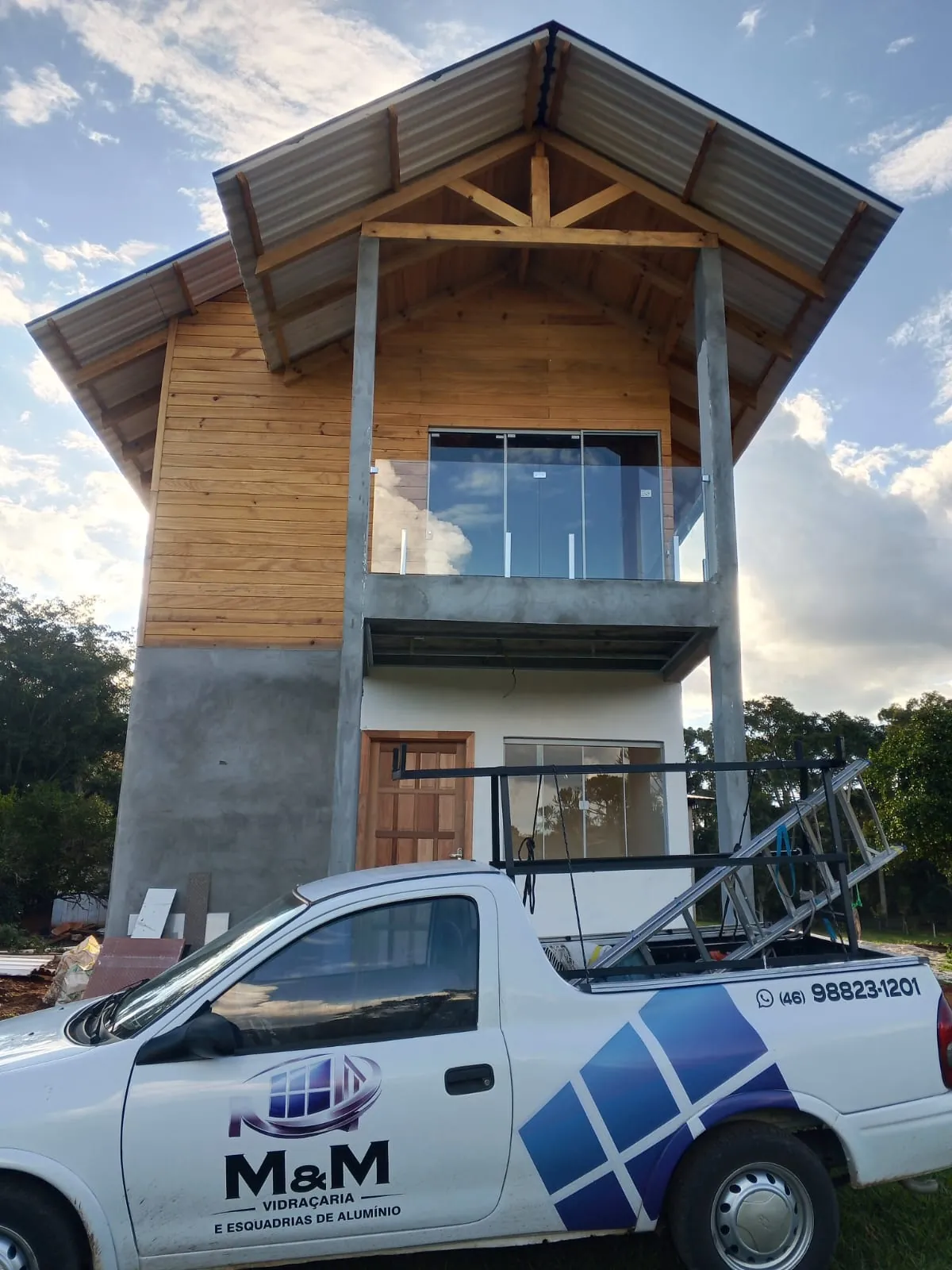 Casa de dois andares com esquadrias e vidros da M&M