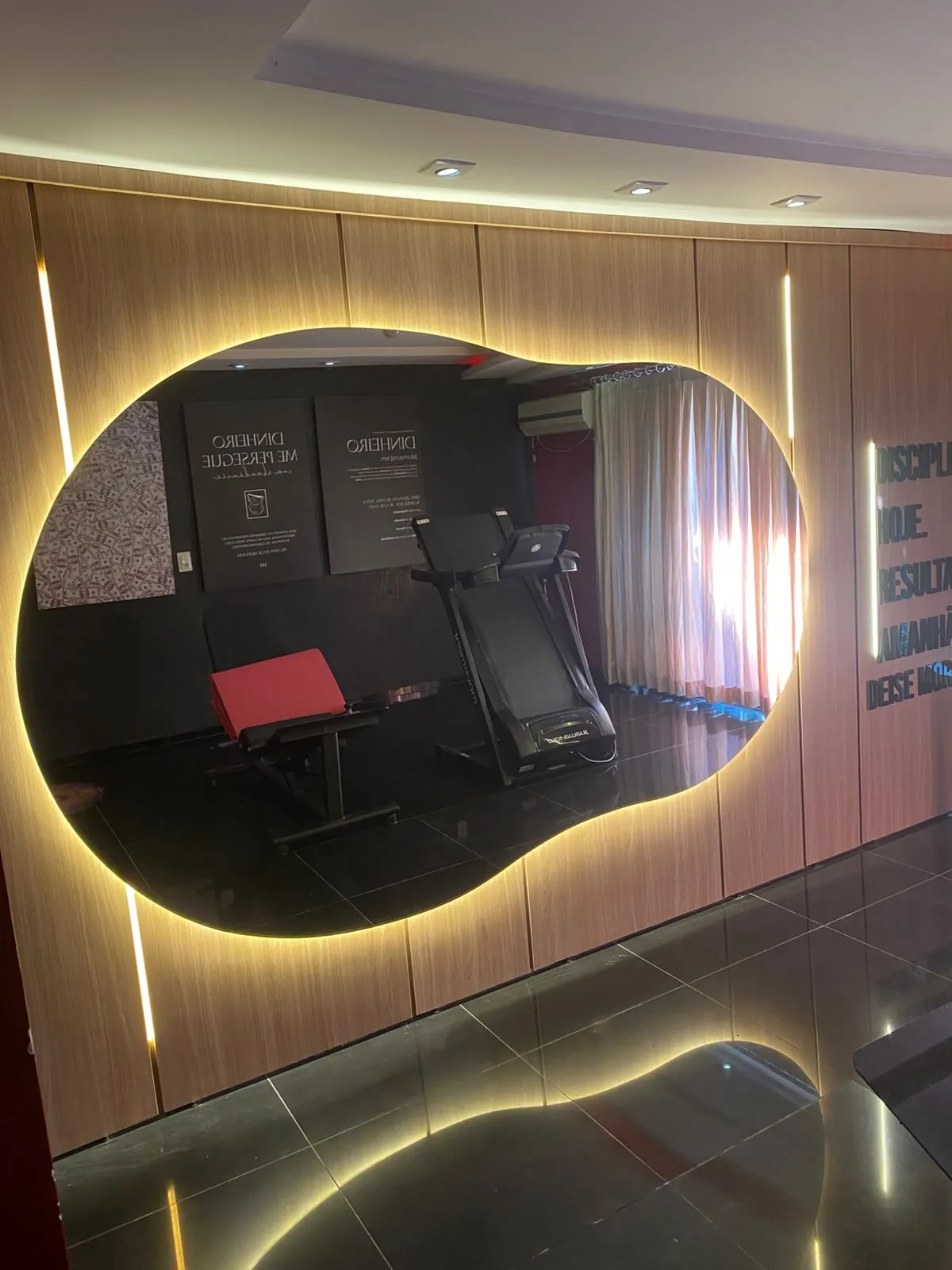 Espelho orgânico com iluminação de LED em academia