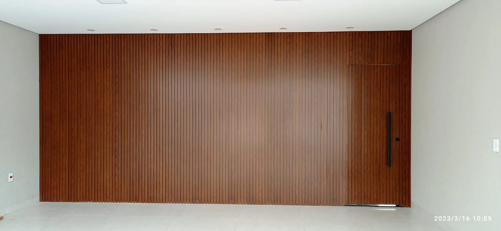 Porta com painel ripado amadeirado