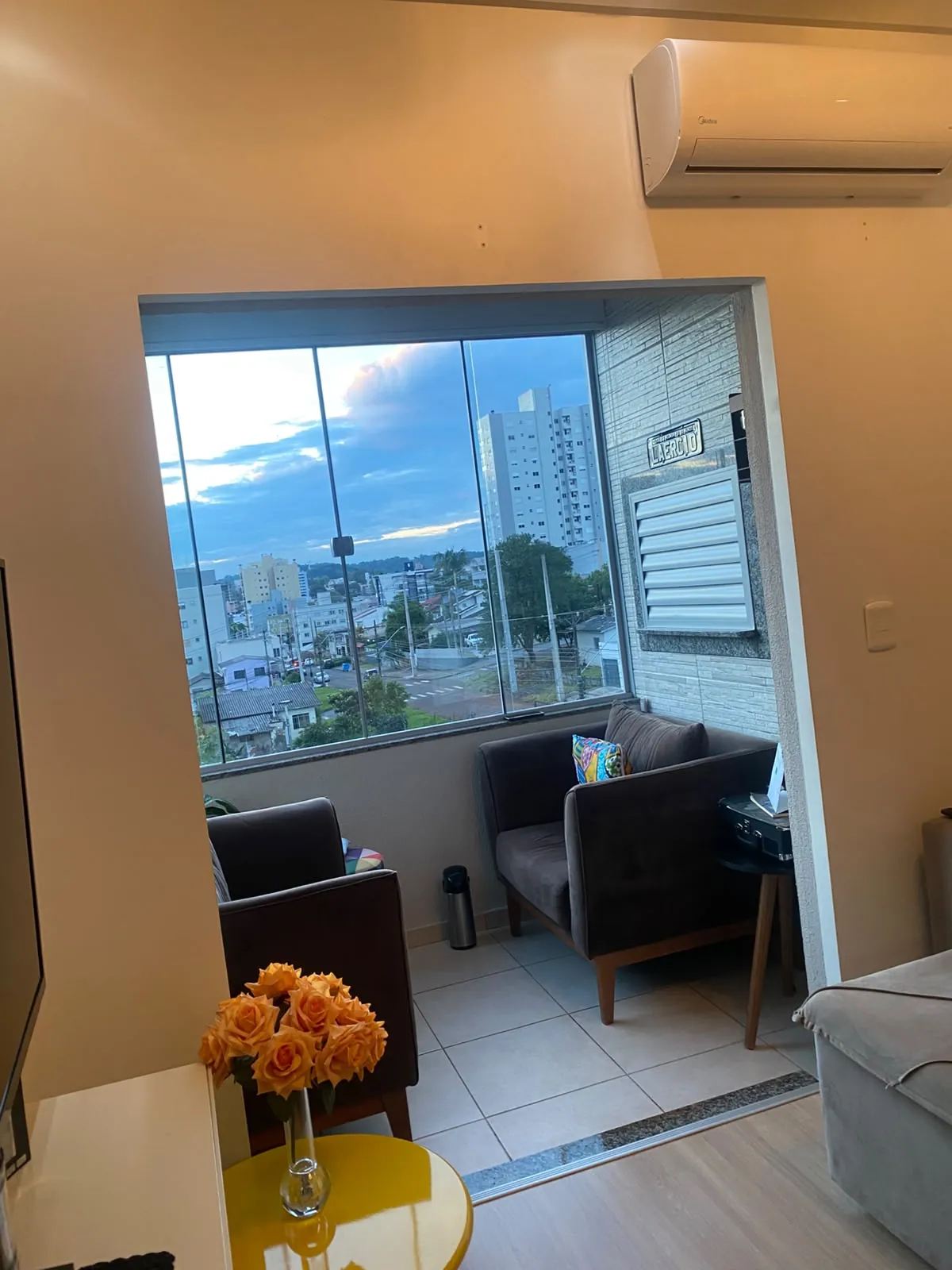 Envidraçamento de sacada em apartamento com vista da cidade, feito pela M&M em Francisco Beltrão